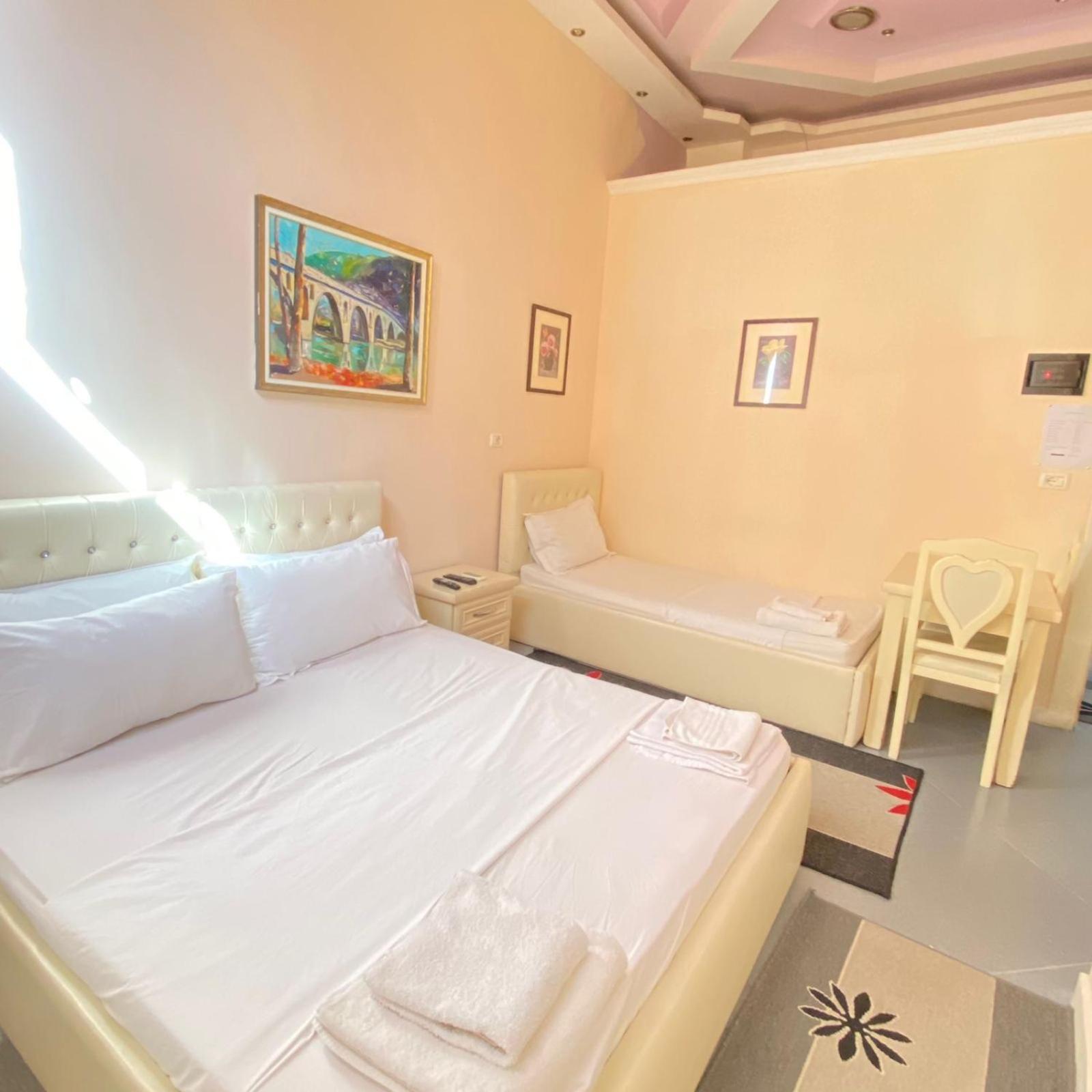 Hotel Pasarela Berat Exterior photo